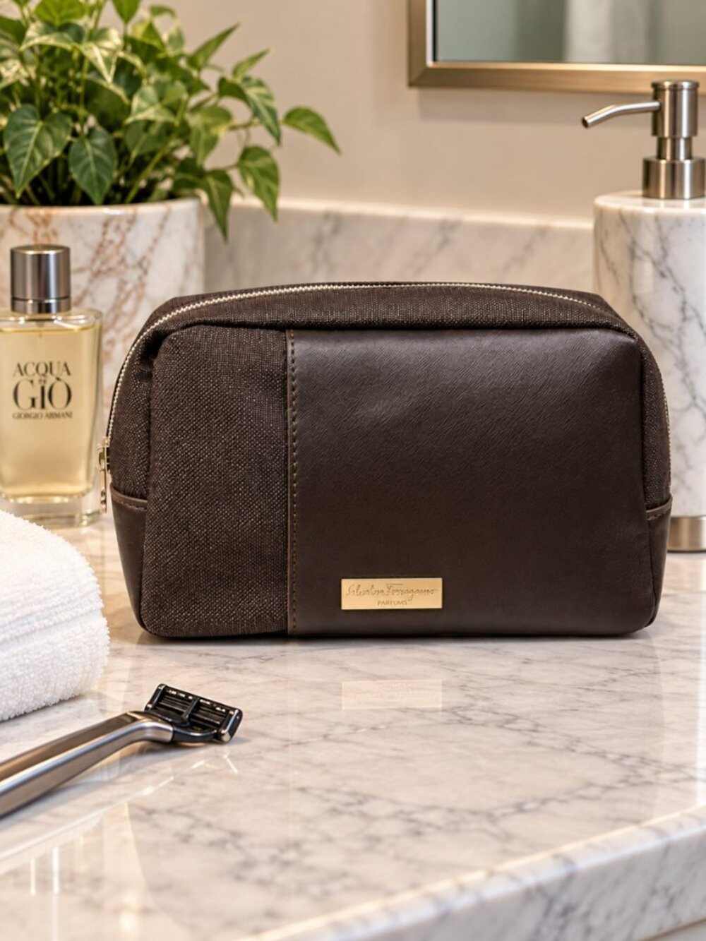 Salvatore Ferragamo Singapore Airlines First Class Amenity Toiletry Bag - Picture 3 of 11